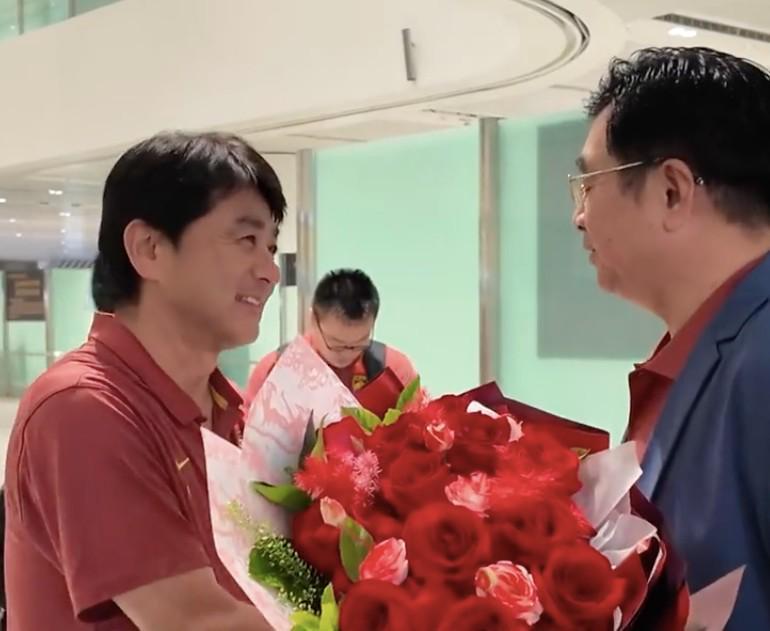宋凯现场接机U17国足，感谢浮嶋敏创造历史并给全员戴花环