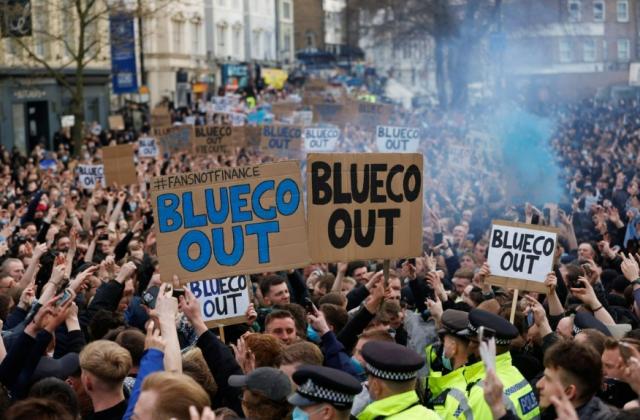 登录入口-不满运营策略，切尔西球迷聚集抗议：BlueCo滚出去！